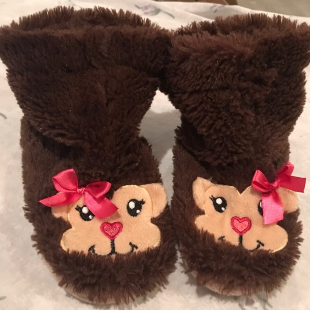 Adorable girls fuzzy monkey slippers. Girls size 2/3.